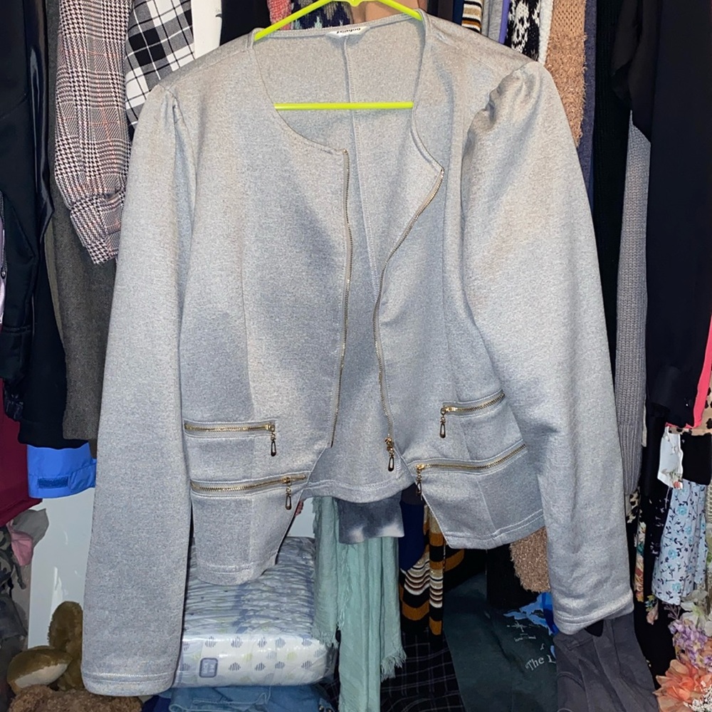 Super cute grey zip up jacket ❄️